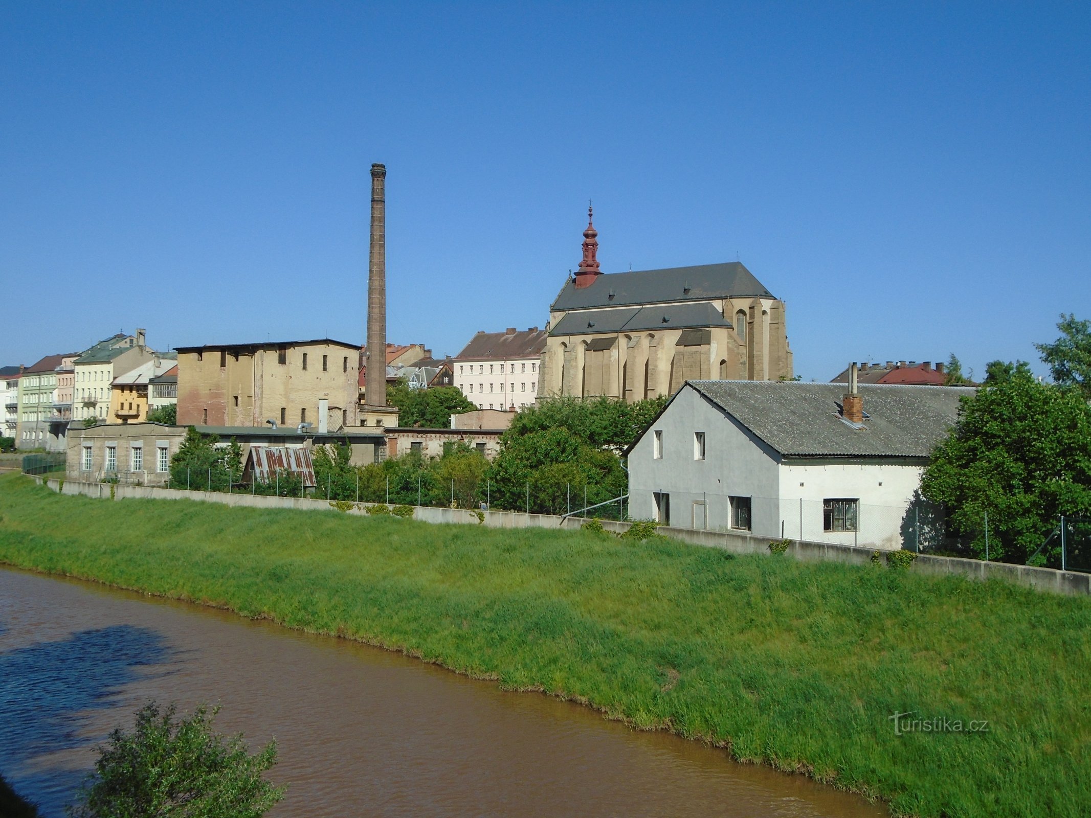 Kilátás Jaroměř-ra és a Szent István-templomra. Miklós, a püspök