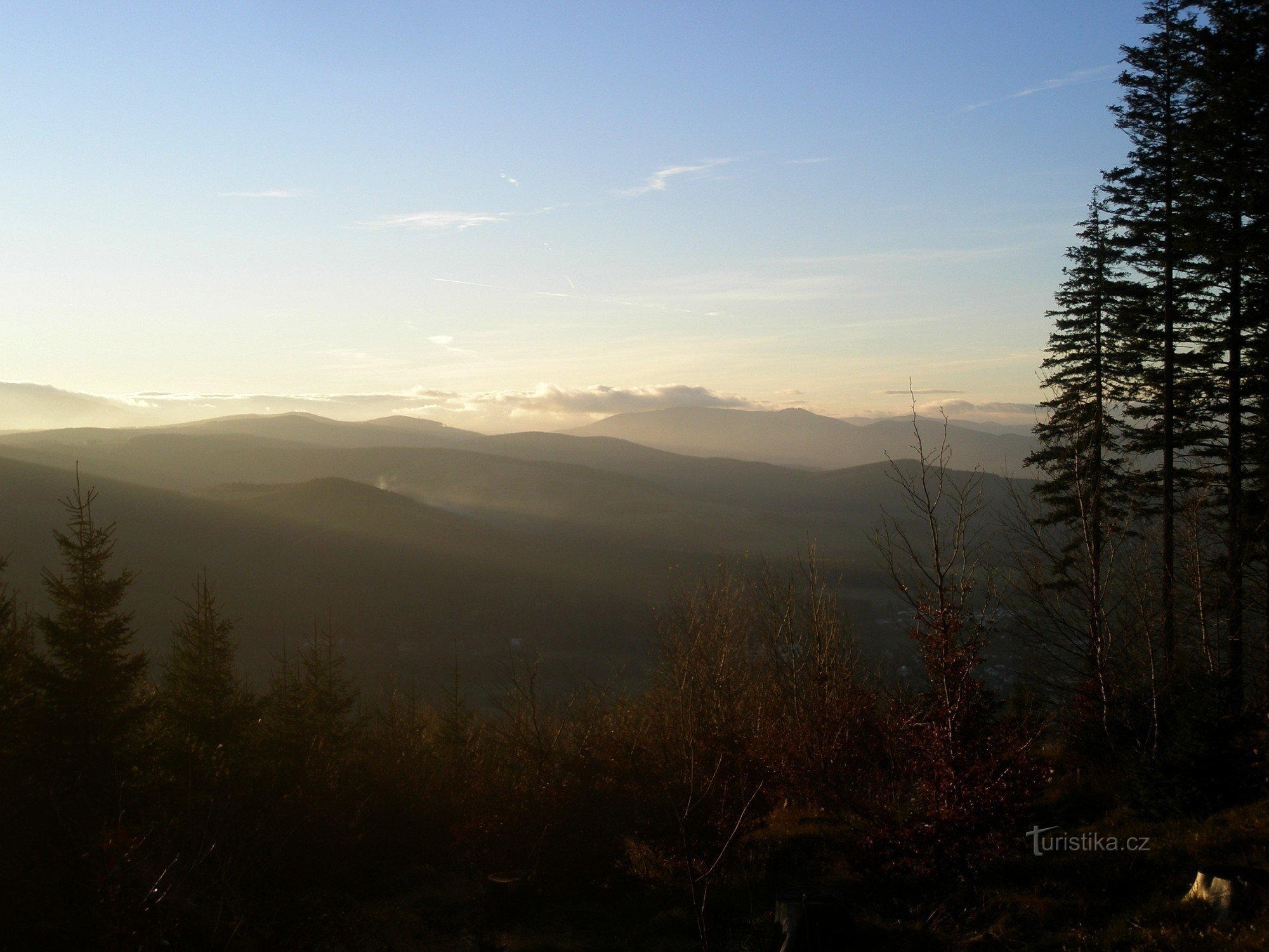 Vista de las montañas Jeseníky desde debajo de la torre de vigilancia