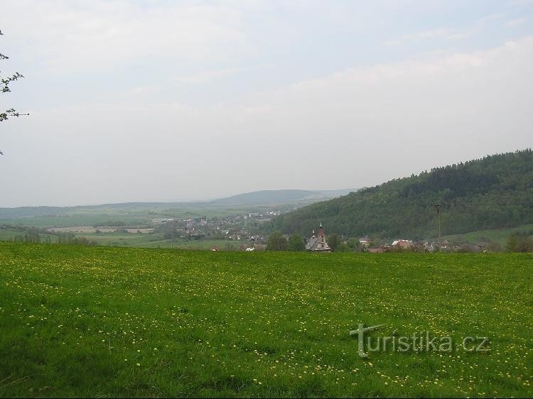 Vedere la Jindřichov: Vedere de la Mala Stříbrná peste Genova cu biserica la Jindřichov