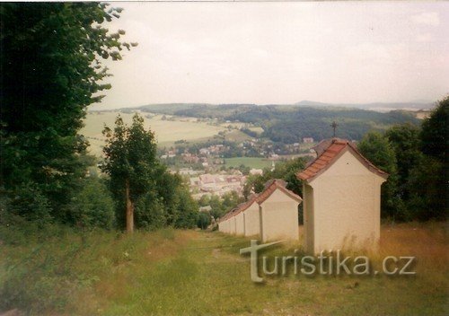 Blick auf Jiřetín pod Jedlová von den Haltestellenkapellen