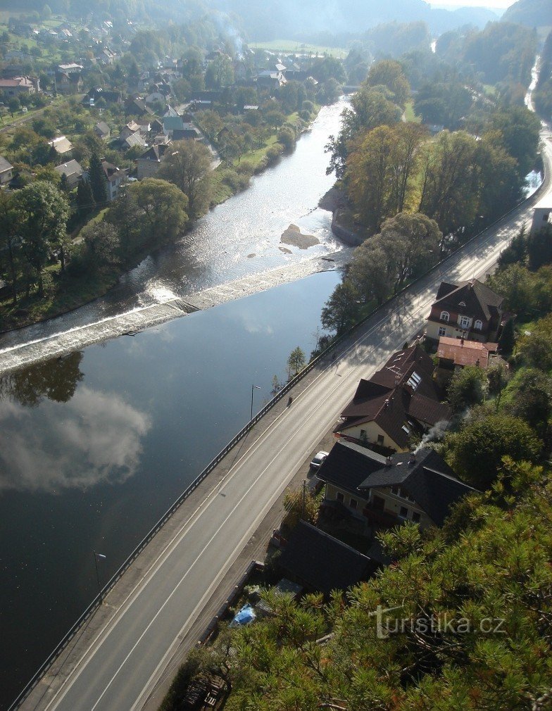 Vista del Jizera que fluye hacia Turnov