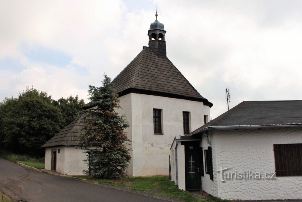 Uitzicht op de kapel vanaf de weg