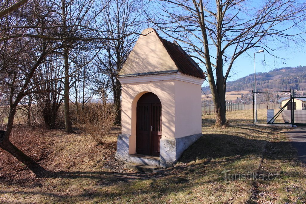 Vue de la chapelle depuis la route