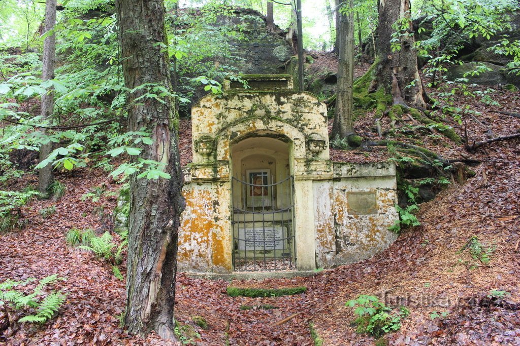 Uitzicht op de kapel vanaf de weg