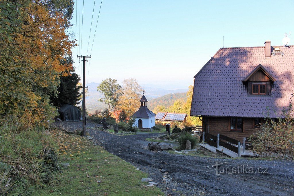 Uitzicht op de kapel vanaf de weg