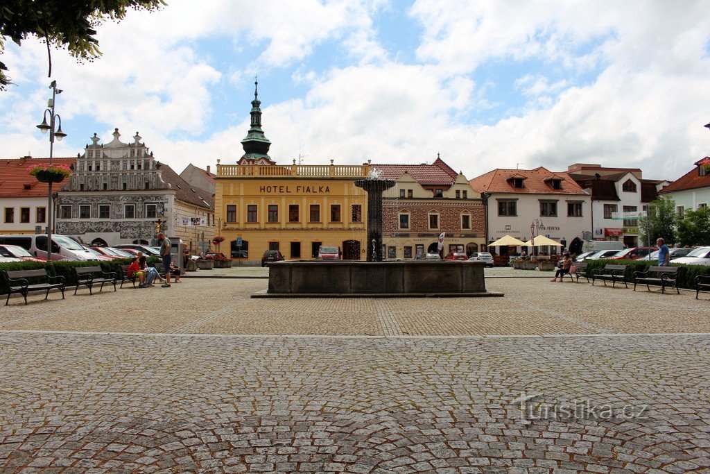 Blick vom Rathaus auf den Brunnen