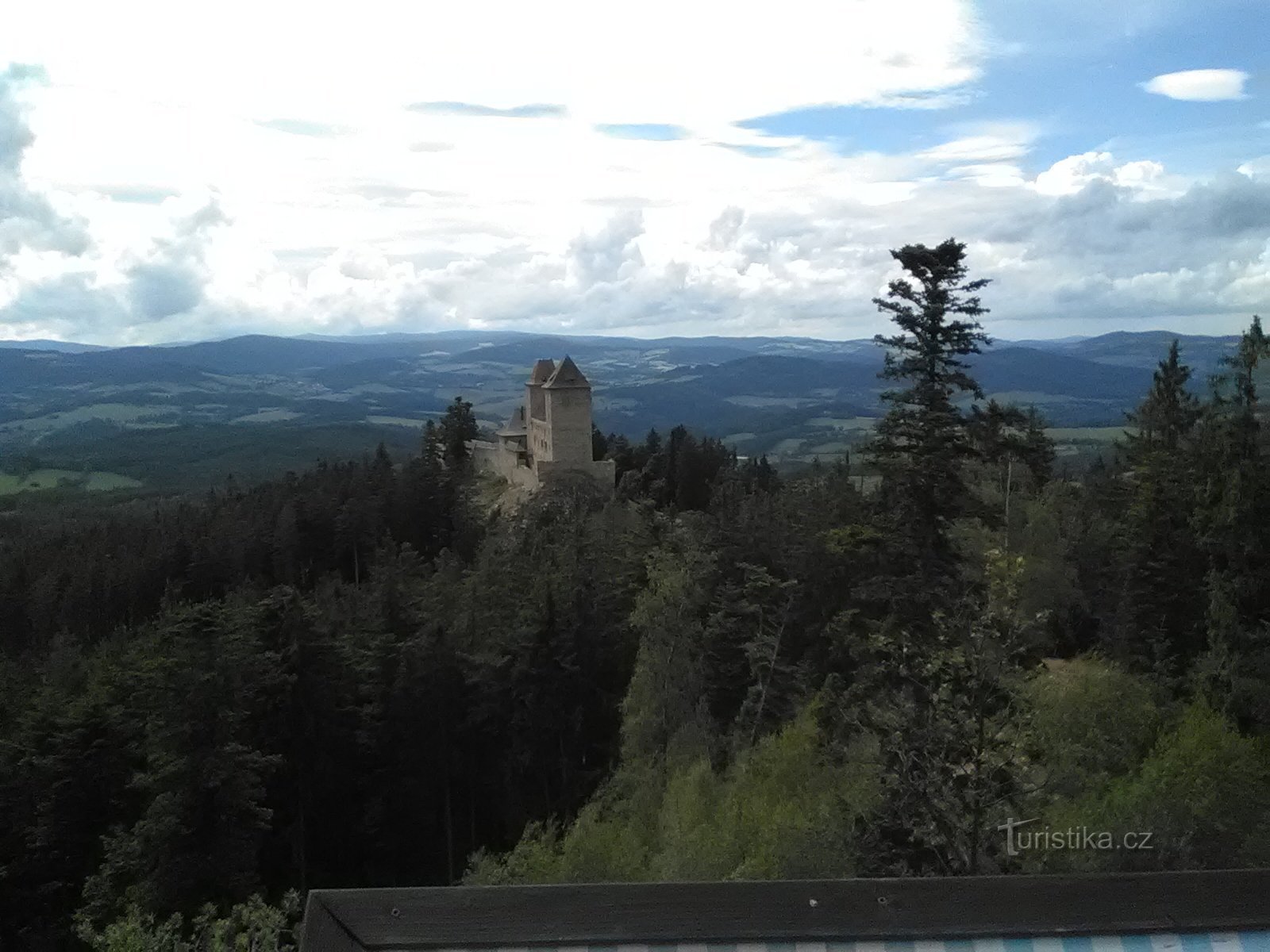 Vue de Kašperk depuis Pustý hradek