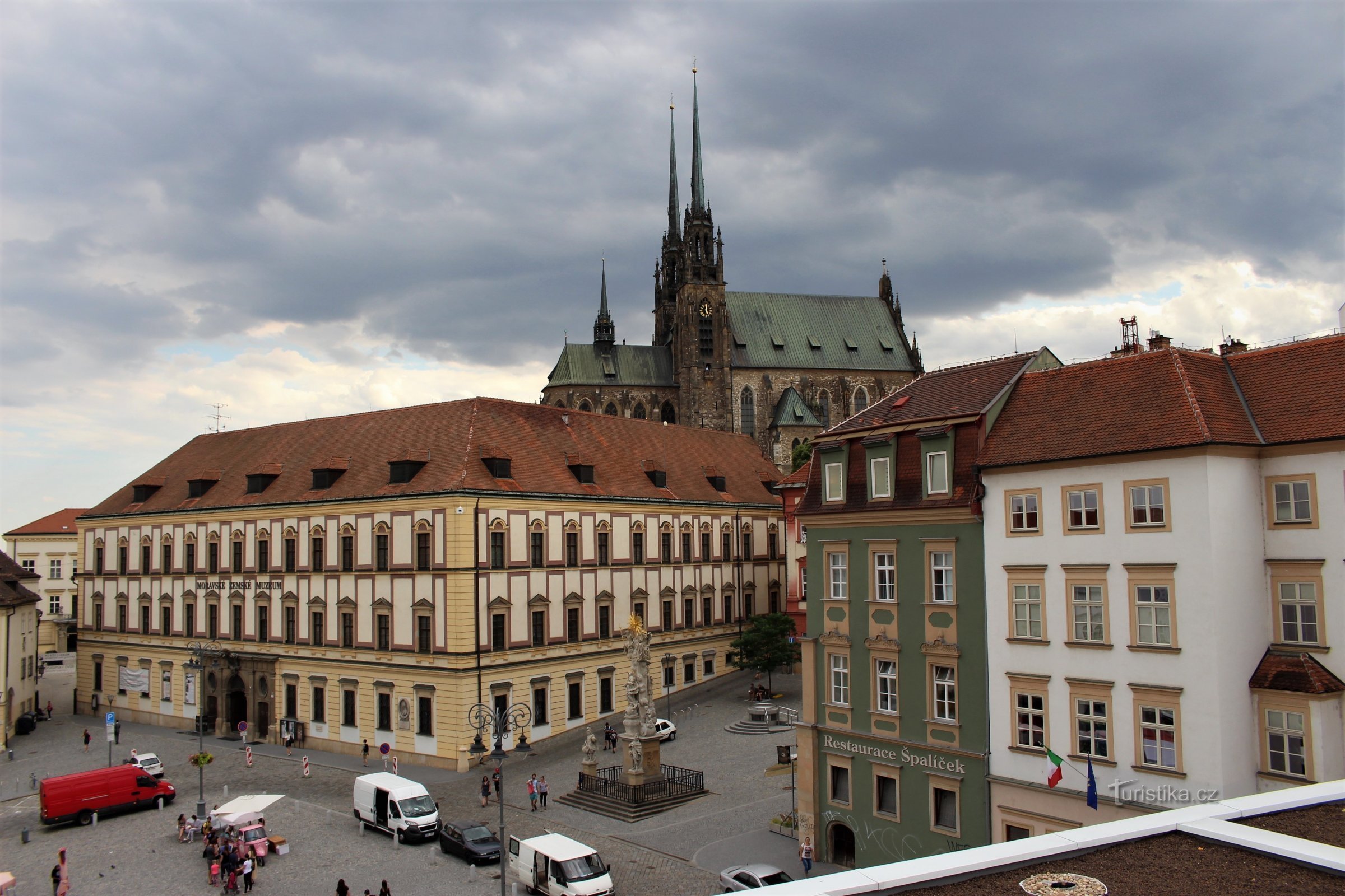 Blick auf die Kathedrale St. Peter und Paul und der Grüne Markt