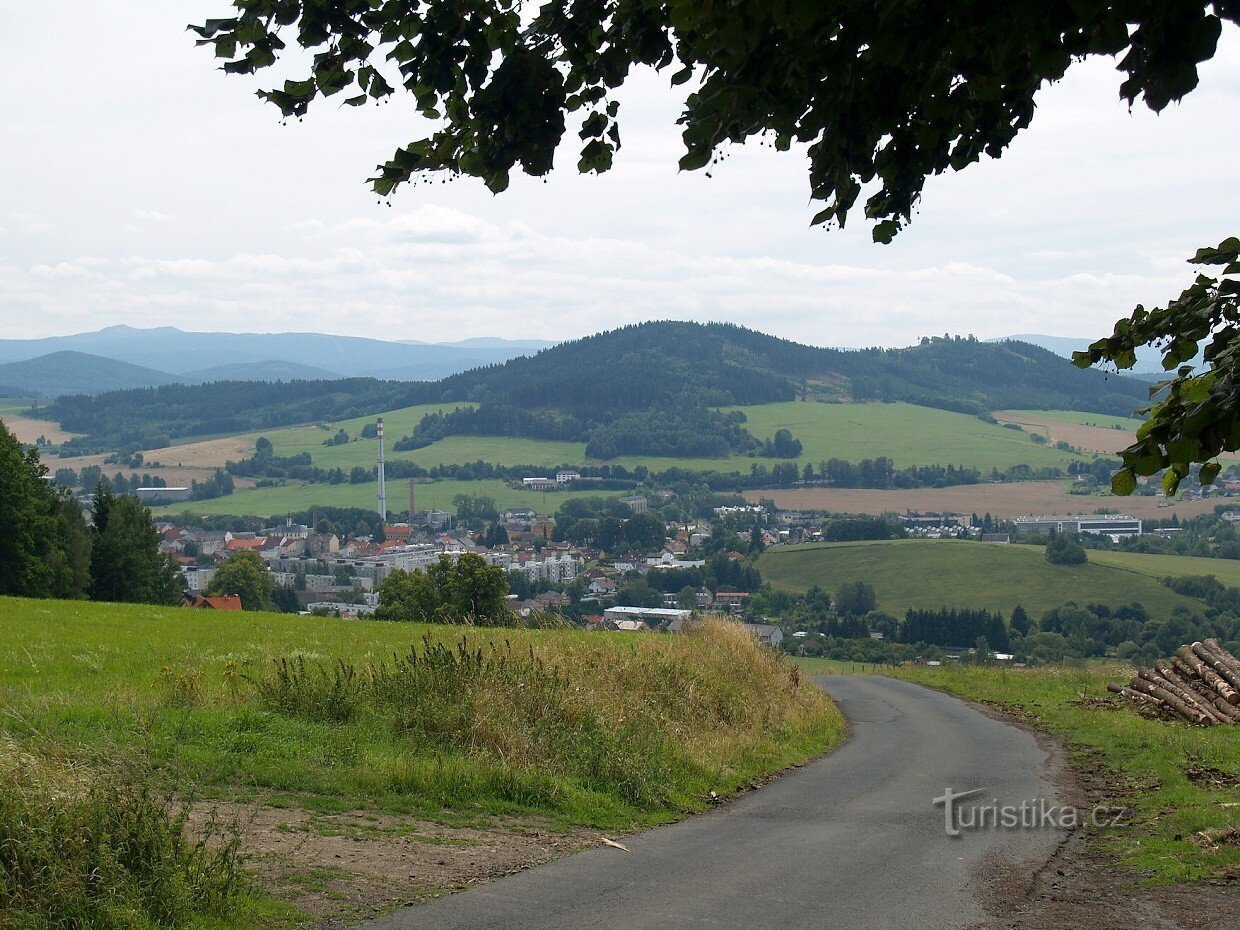 Vista de Kdyna do estacionamento abaixo de Rýzmberk