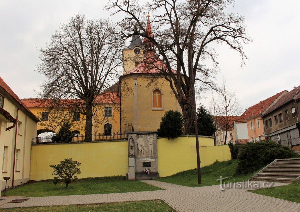 Veduta della chiesa da est