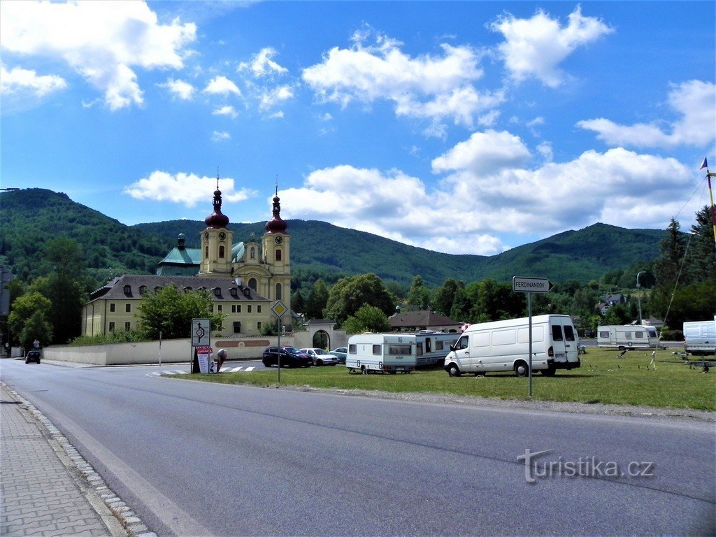 背景中的修道院和 Hejnice 教堂的景色