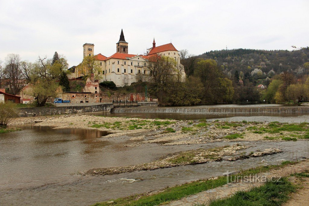修道院とサーザヴァ川の堰の眺め