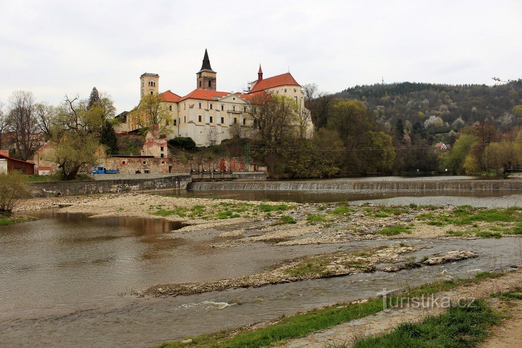 Vista del monasterio y presa del río Sázava