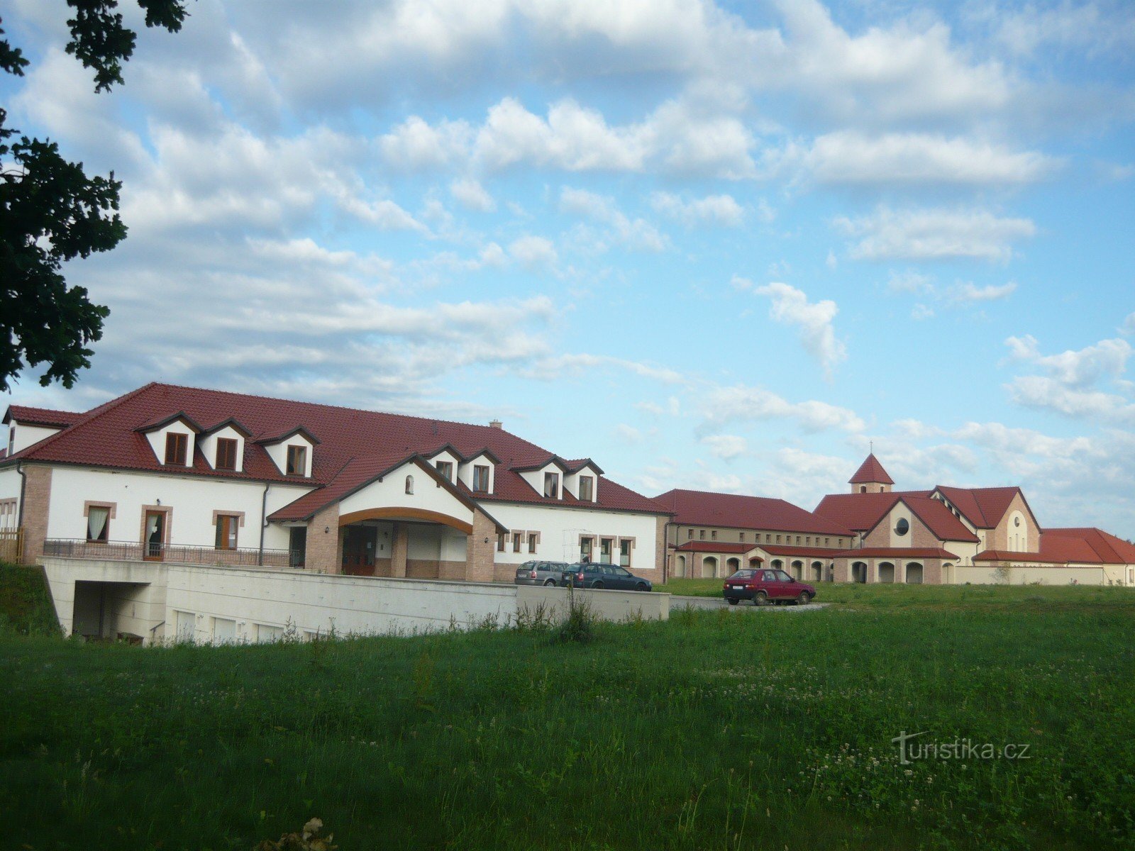 Widok na klasztor i pensjonat z podjazdu