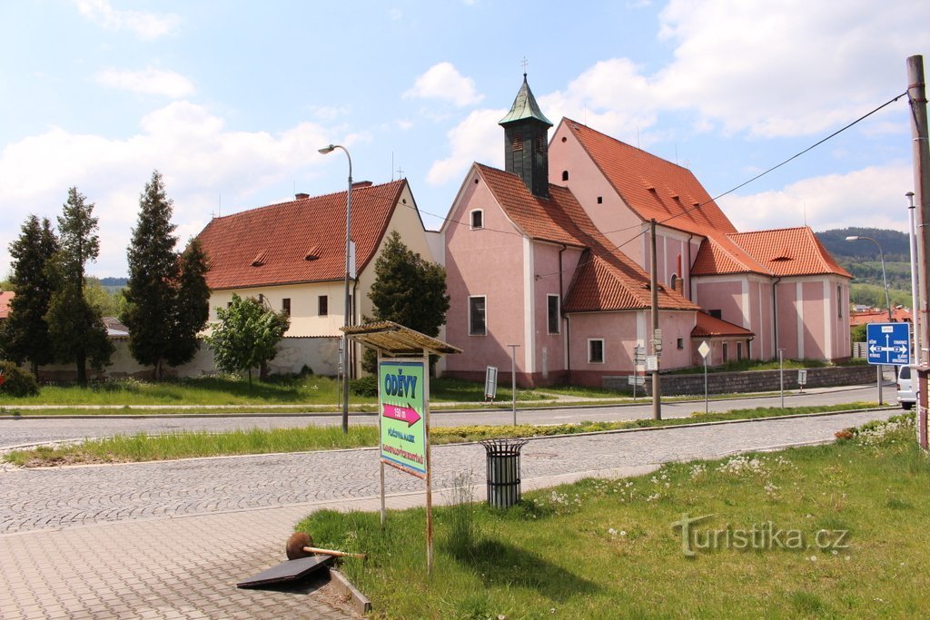 Uitzicht op het klooster vanaf de Dlouhoveská-straat