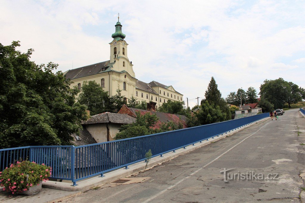 Vedere a mănăstirii din stradă Sub mănăstire