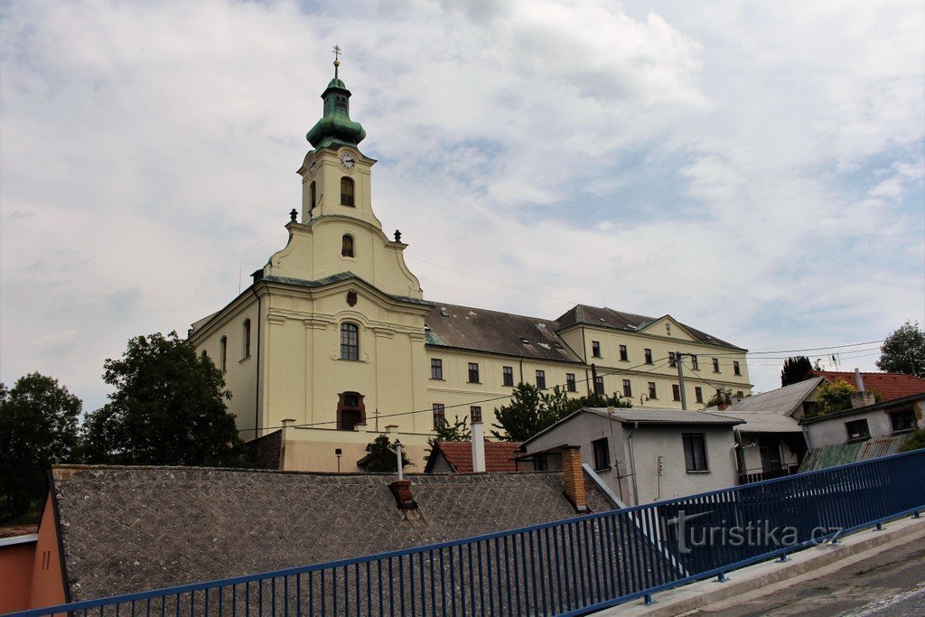 Pogled na samostan z ulice Pod samostanom