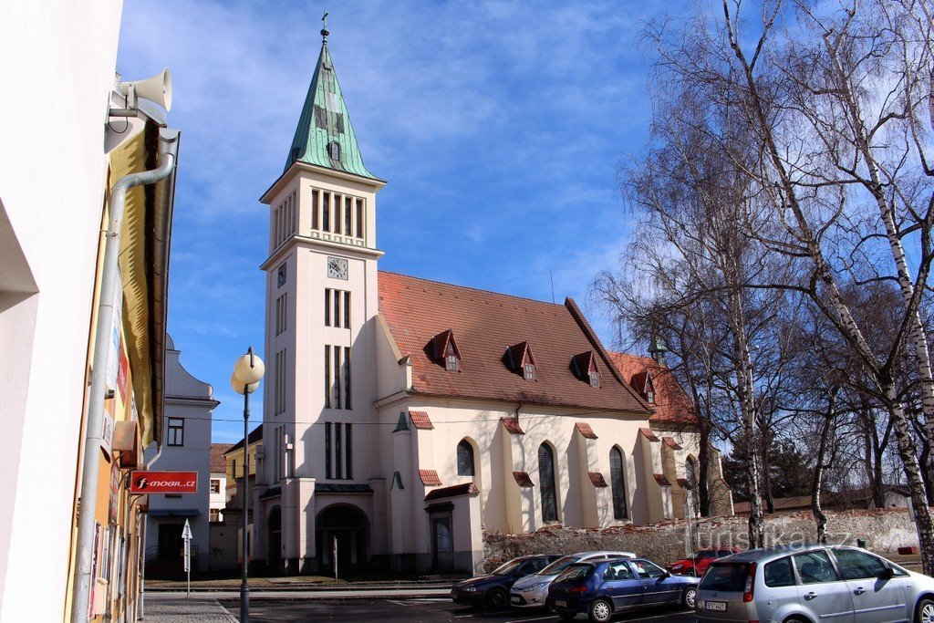 Pogled na samostansko cerkev s Husove náměstí