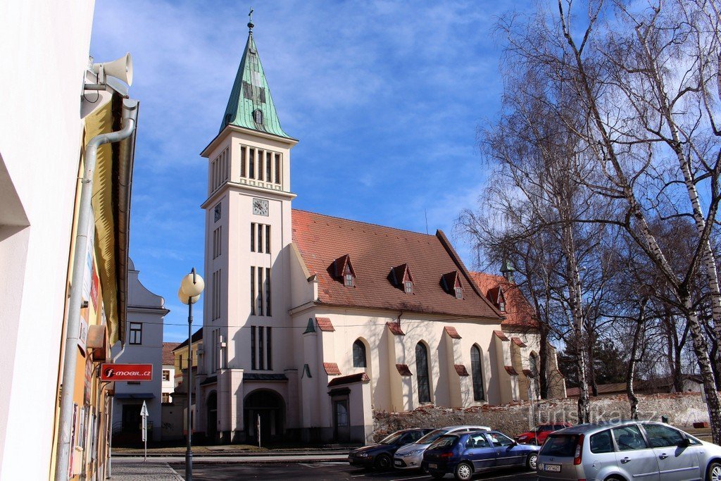 Vue de l'église du monastère depuis Husova náměstí