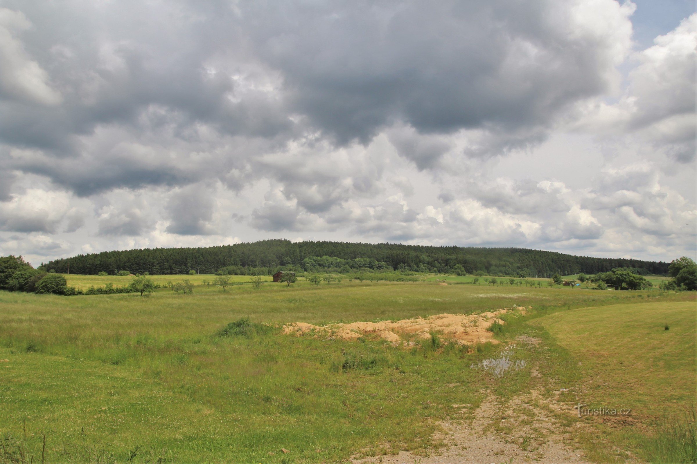 Näkymä Brusná-kukkulalle (607 m) Veselicalta