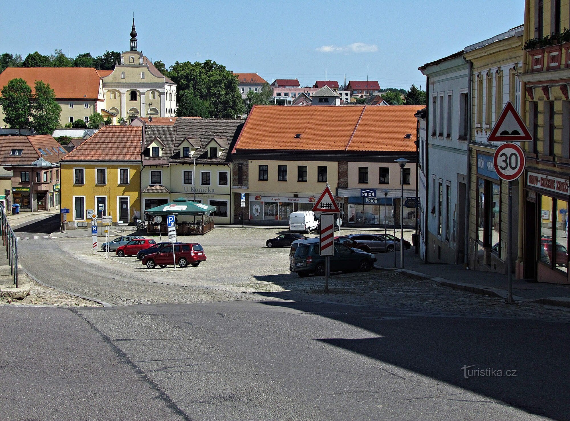 pogled na cerkev in samostan s trga Palacké