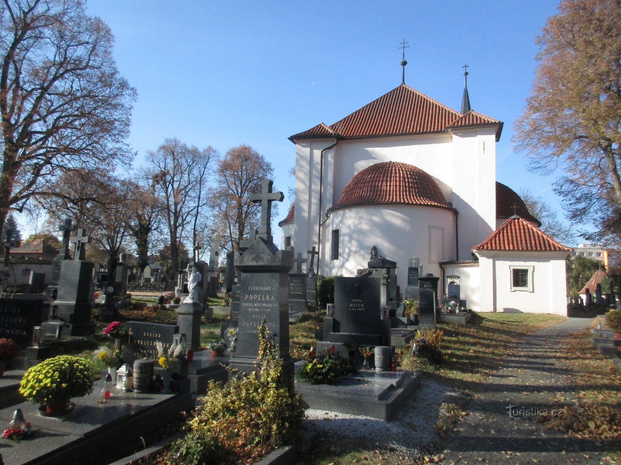 kilátás a templomra a főkapu felől