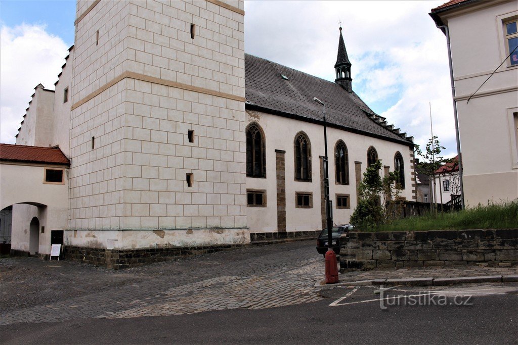 Vista de la iglesia desde SW