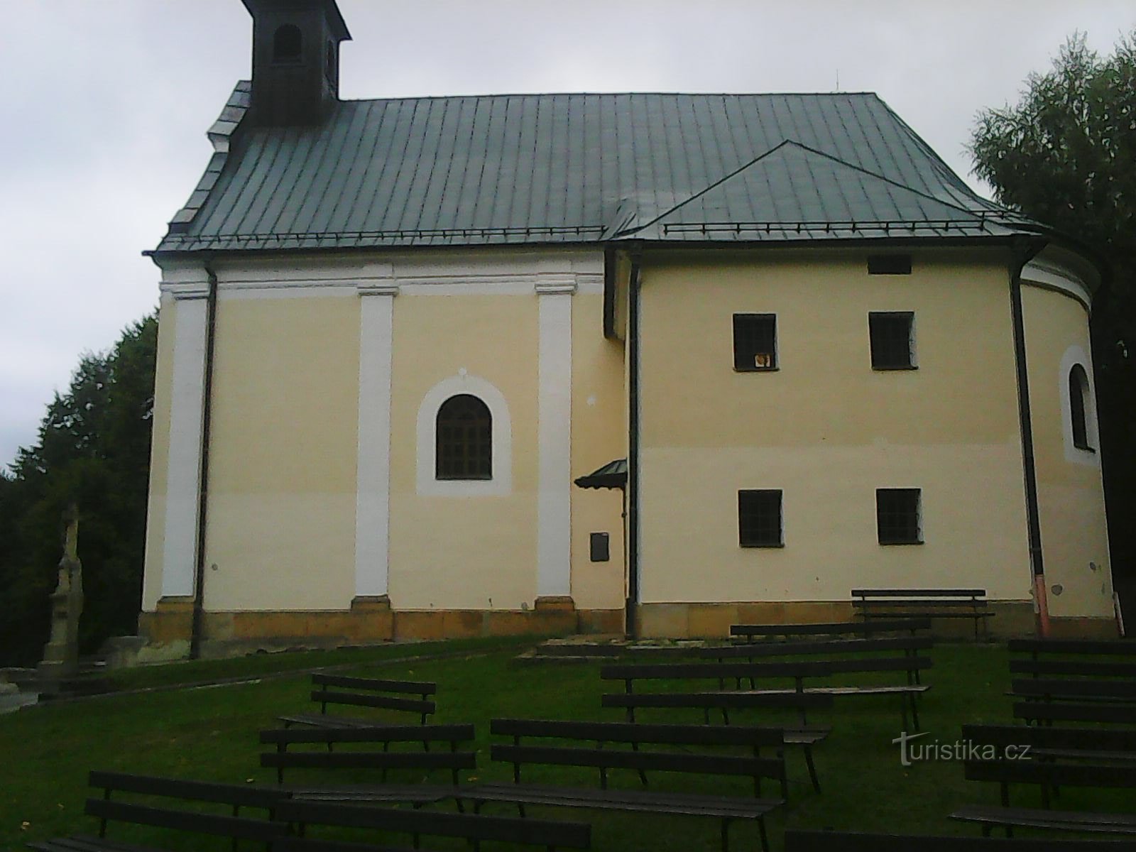 Blick auf die Kirche vom Kreuzweg aus