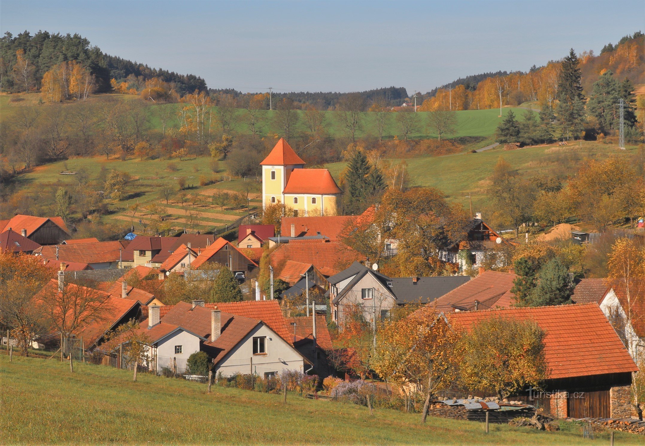 Widok kościoła z wyciągu narciarskiego