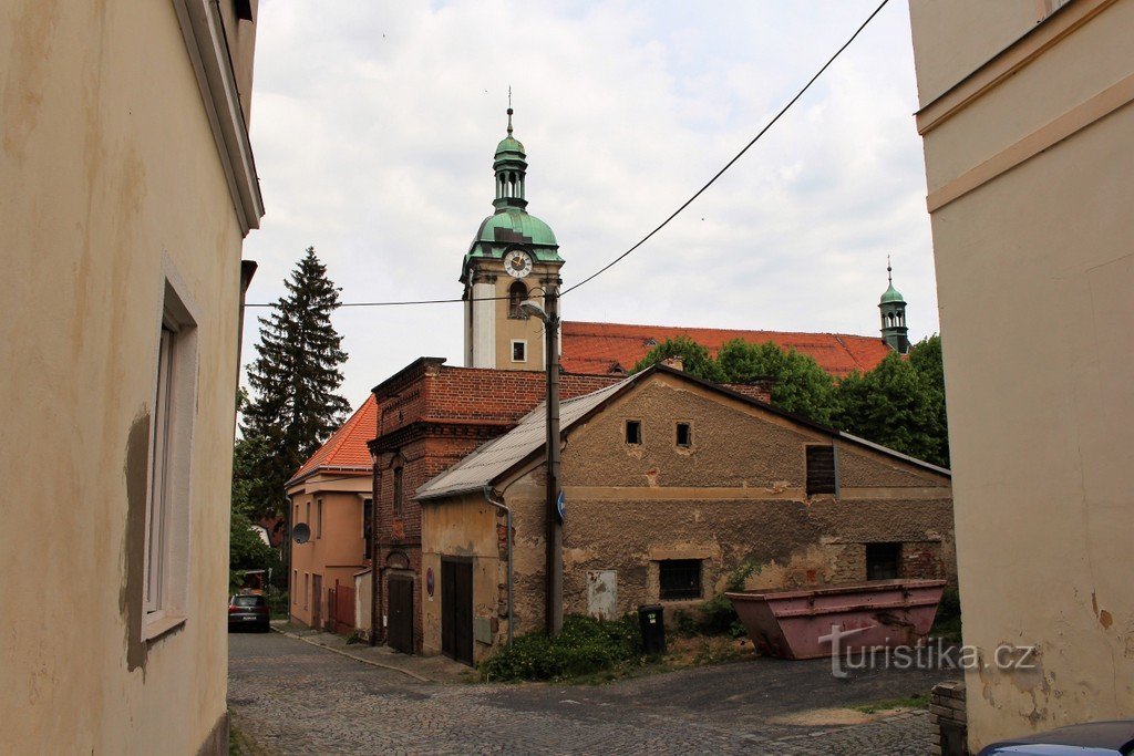 Blick auf die Kirche vom Platz