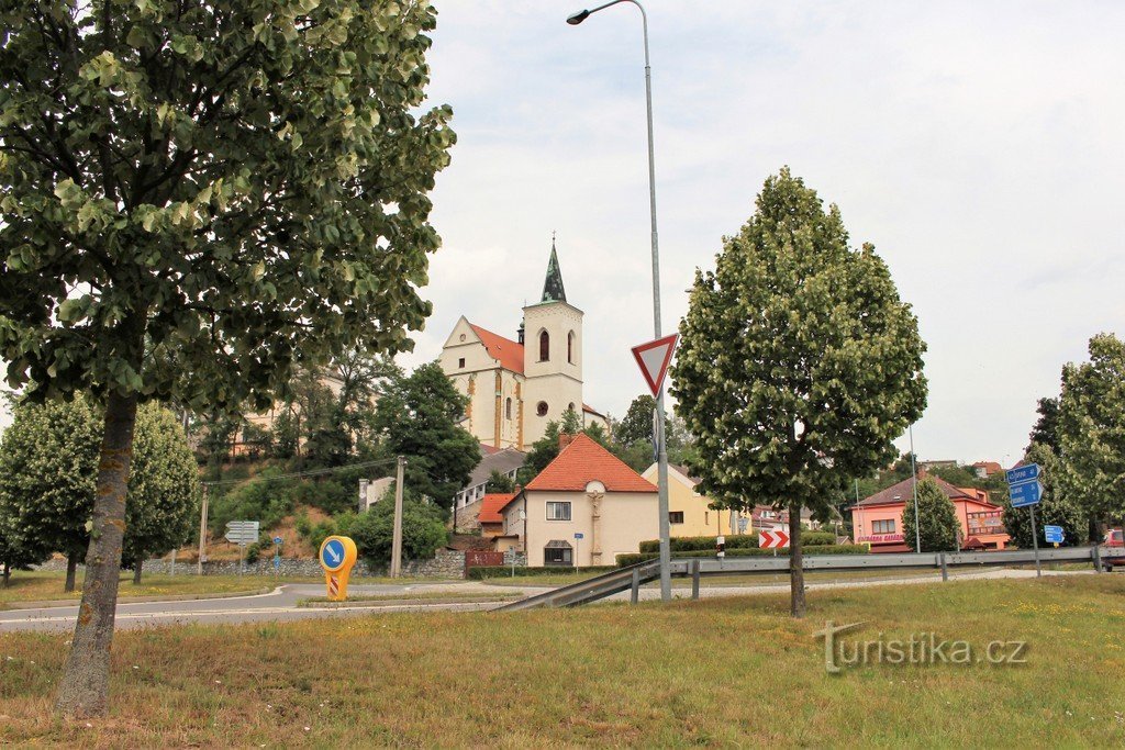 Utsikt över kyrkan från utkanten av staden