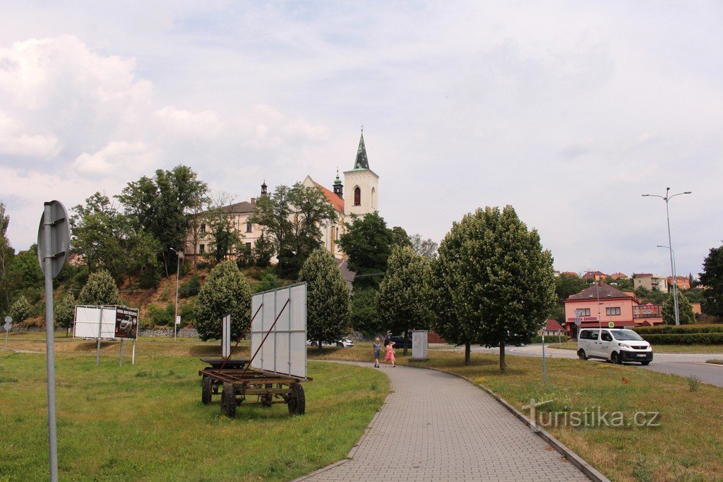 Utsikt över kyrkan från parkeringen