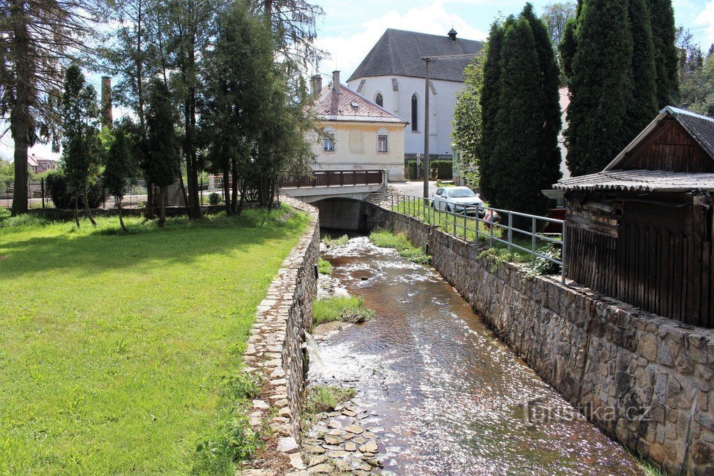 从 Pstruhovce 溪流看教堂