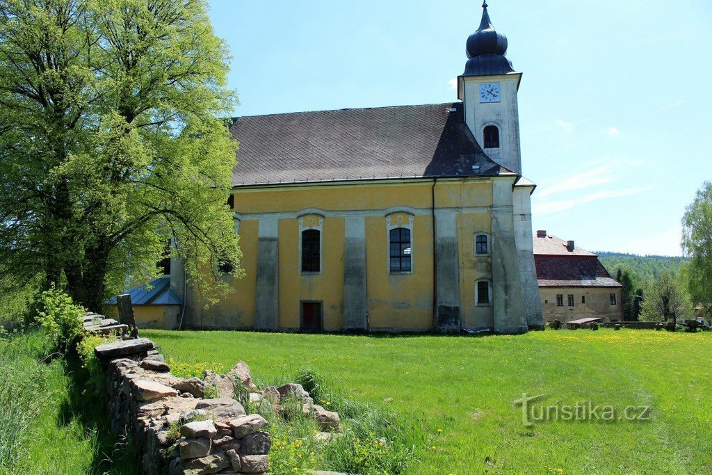 Kilátás a templomra északról