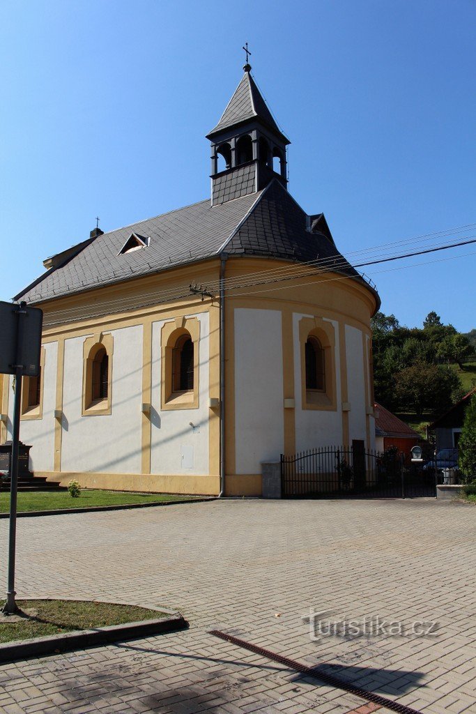 Widok kościoła od strony drogi