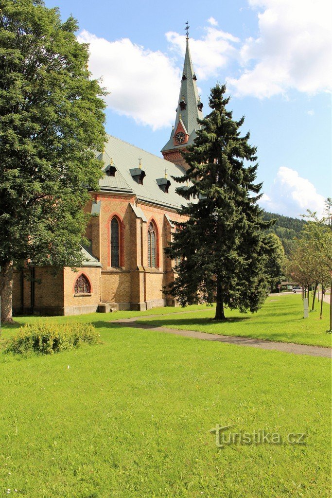 Vista de la iglesia desde la carretera.