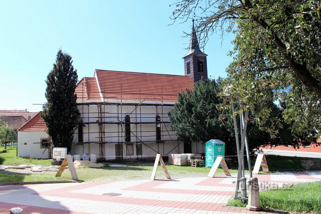 Pogled na crkvu iz škole