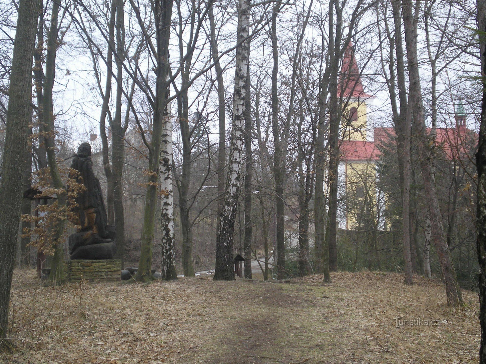 Blick auf die Kirche von der Statue von Mutina Skuhrovský
