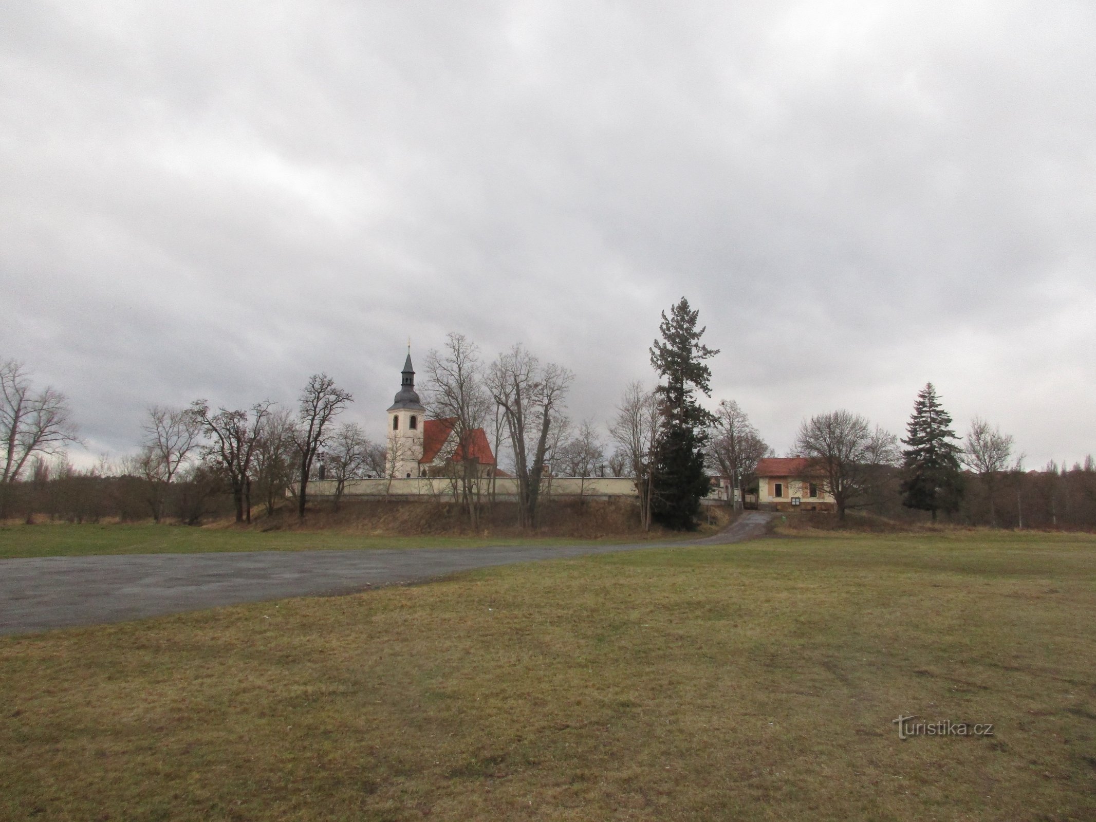 utsikt över kyrkan från statyn av den heliga treenigheten