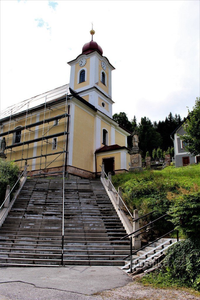 Vista de la iglesia desde el NW