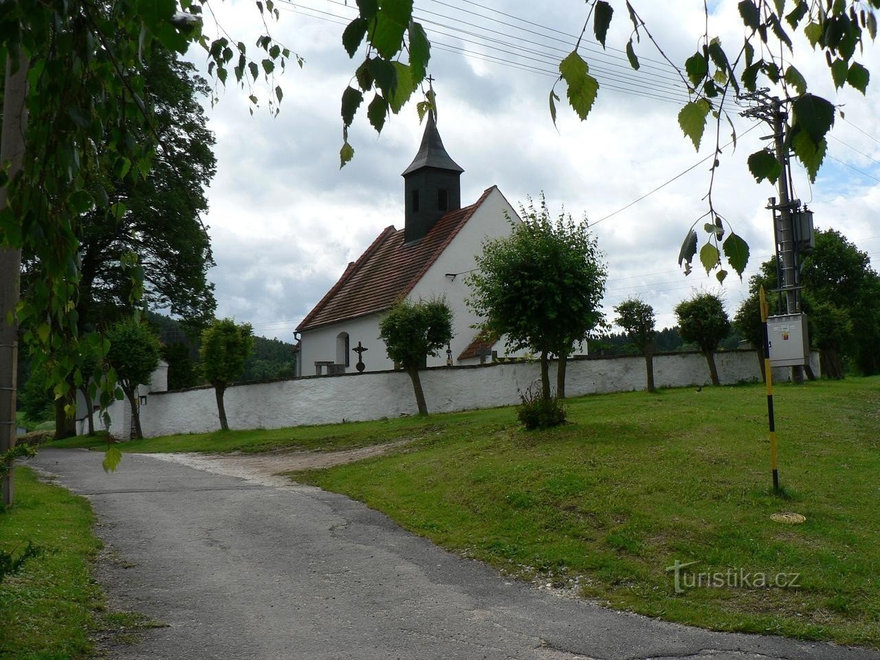 Blick vom Dorf auf die Kirche