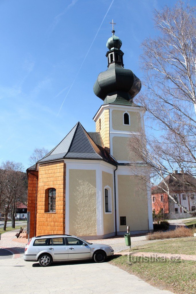 Gezicht op de kerk vanuit het oosten