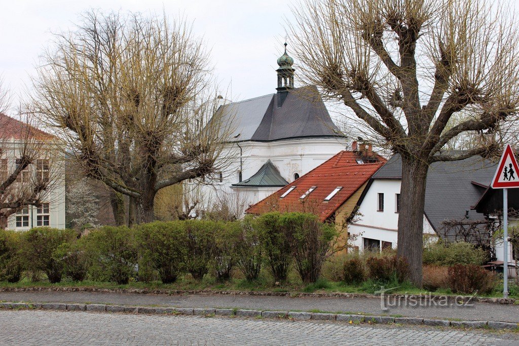 Kilátás a templomra keletről