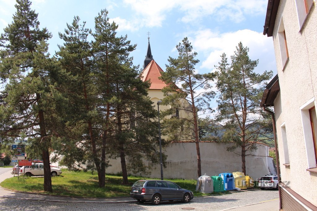 Blick auf die Kirche von Osten