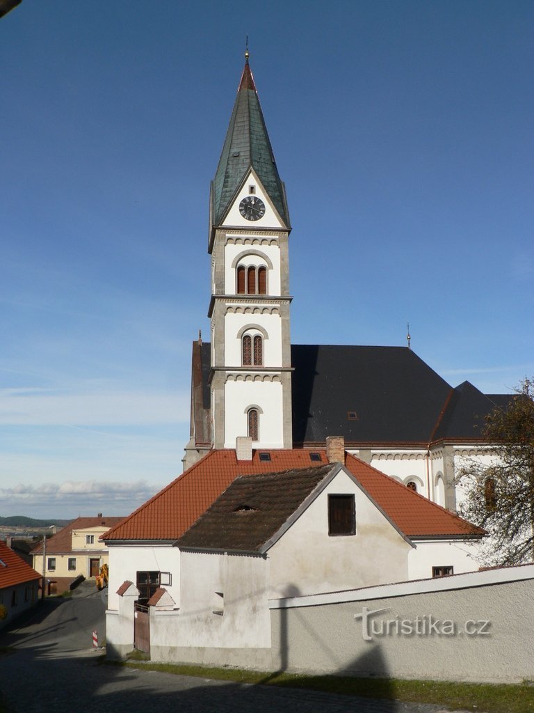 Вид на церковь из замка
