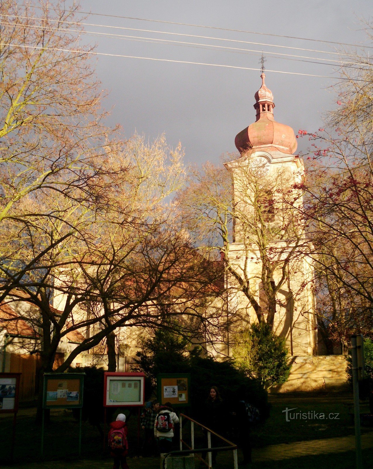 utsikt över kyrkan från väster