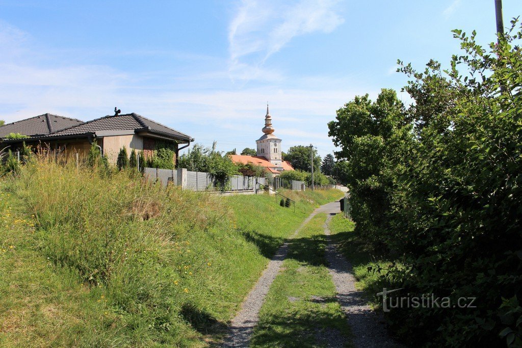 Blick auf die Kirche von Westen