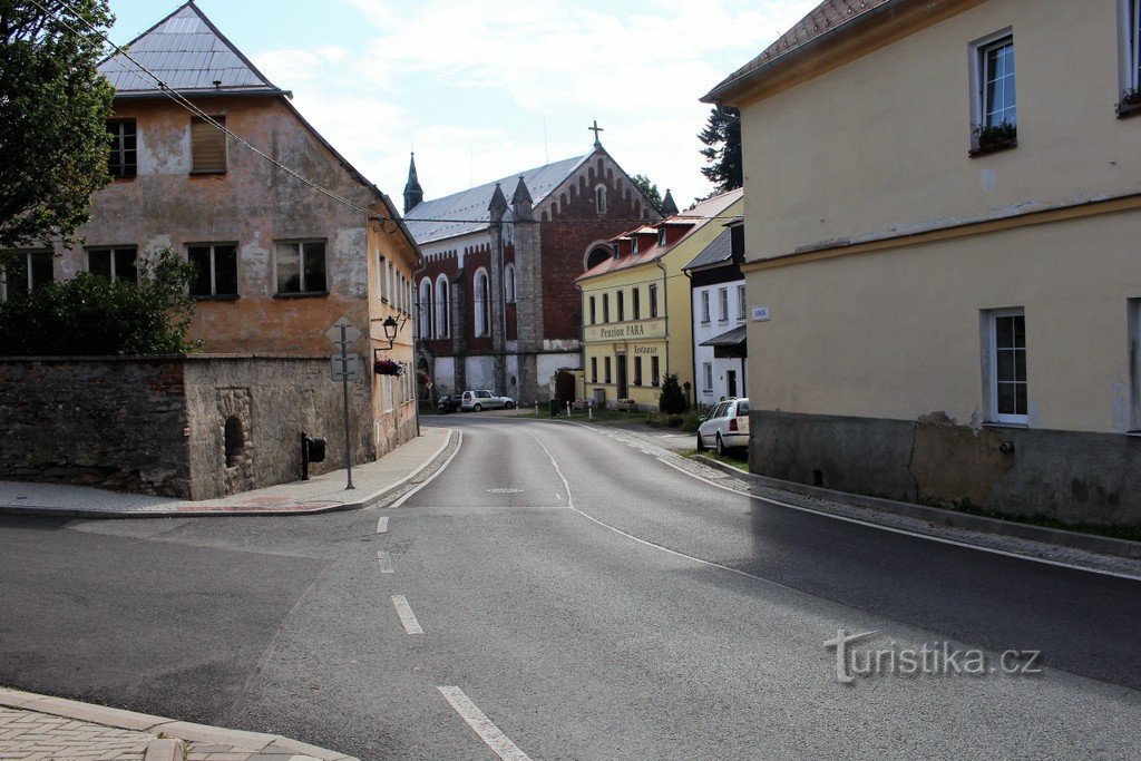 Blick auf die Kirche von Westen