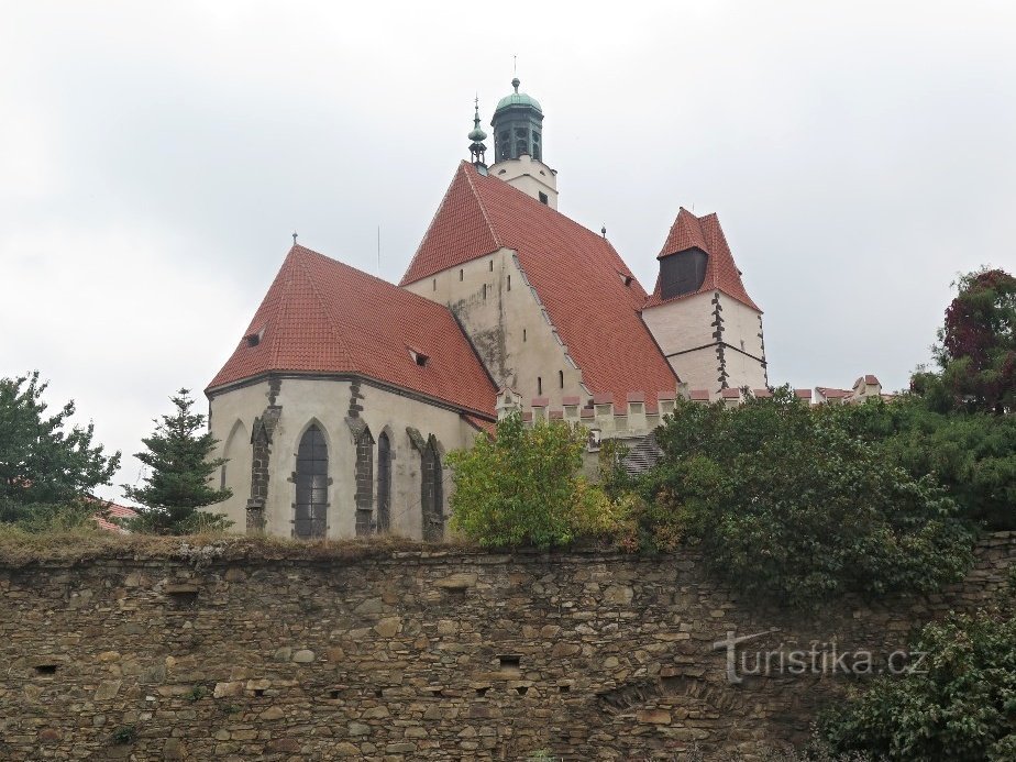 pohled na kostel přes městské hradby