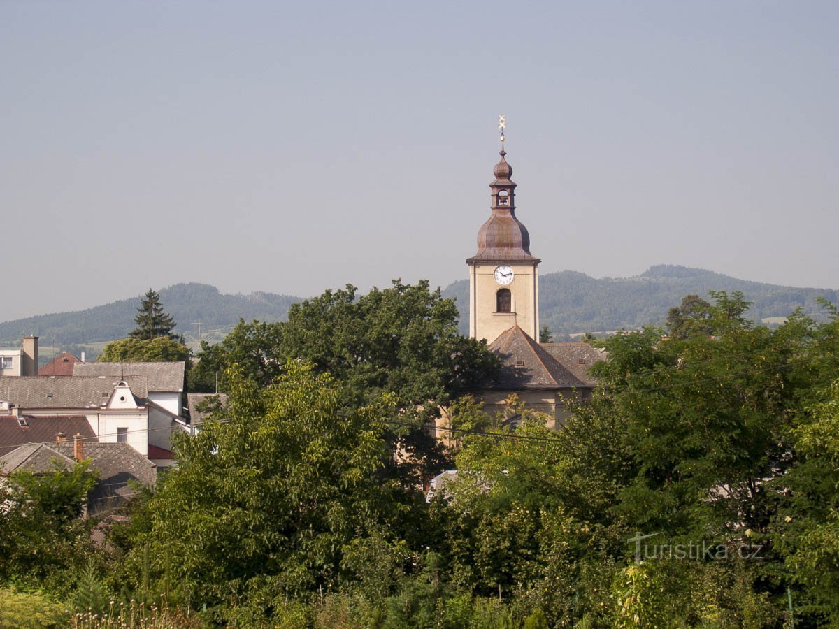 Pohled na kostel s korunou dubu v roce 2005